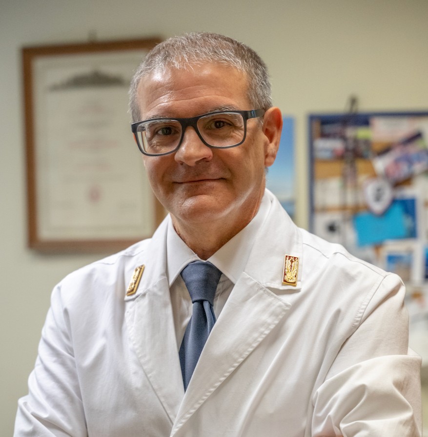 Medico seduto alla sua scrivania in un ufficio clinico.